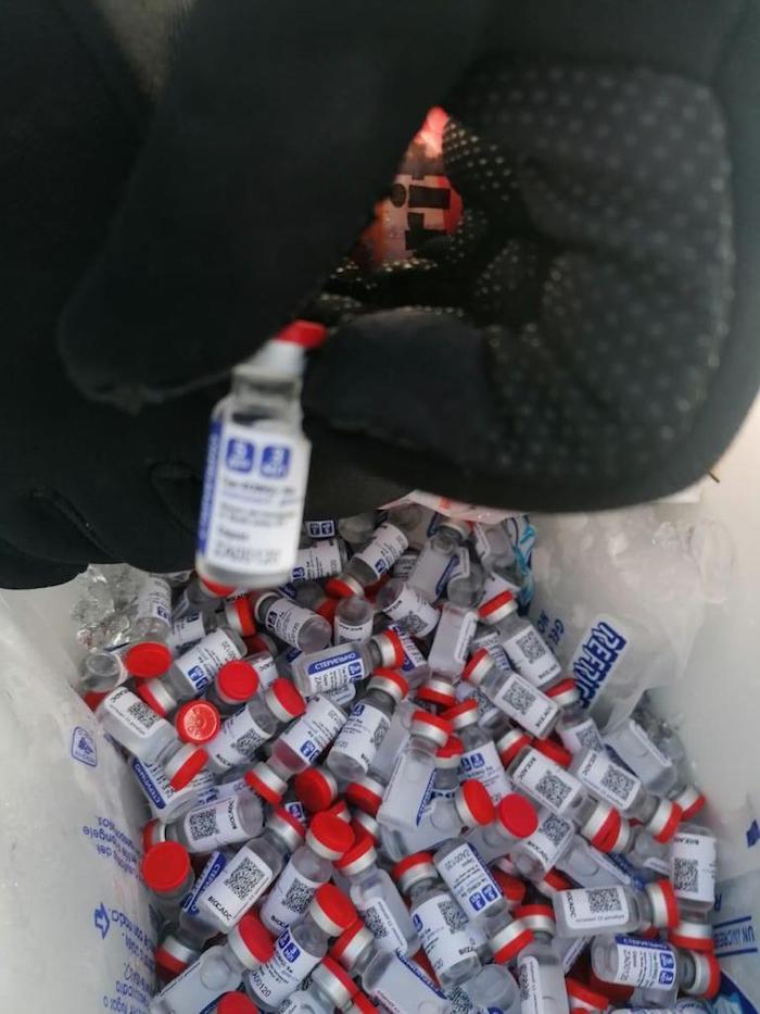 En esta fotografía publicada por el Servicio de Administración Tributaria de México (SAT) el miércoles 17 de marzo de 2021, unos funcionarios muestran unos frascos de supuestas vacunas contra la COVID-19 Sputnik V que fueron incautados en Campeche, México.