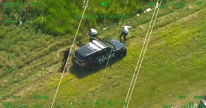 El responsable, identificado como Xavier Javern Cummings, de 33 años, se adueñó de una patrulla del Departamento de Policía de Cocoa y condujo a alta velocidad por una carretera hasta el condado vecino de Volusia. Foto: Captura de video.