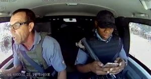 Los hombres fueron sorprendidos por varios disparos desde una camioneta a un costado, que impactaron la carrocería. Foto: Especial.