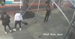 Un video de una cámara de seguridad muestra a una mujer mientras le agredía y, según la policía, le pedía que se quitara la máscara de protección contra la COVID-19, señalan medios de prensa locales. Foto: Captura de pantalla de video