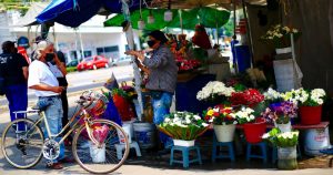 Una comerciante vende sus flores en la Ciudad de México. Foto: Carlos Ramírez, EFE.