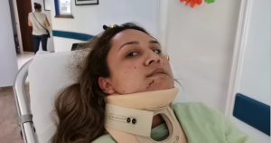 Como resultado del ataque, a la candidata se le desvió una vertebra del cuello que además le afectó a la mandíbula. Foto: Captura de pantalla.