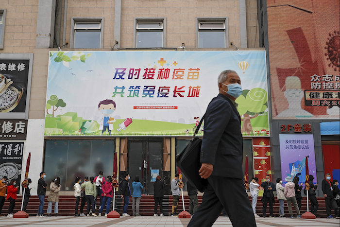 Foto un hombre de la tercera edad pasenado en calles de Beijig