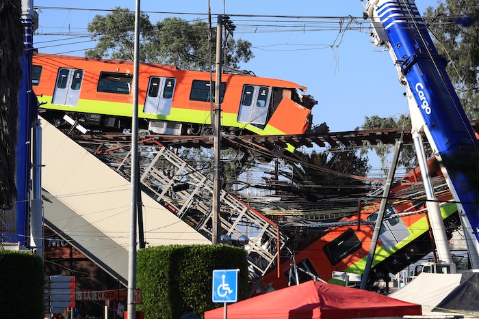 Fotografía que muestra el colapso de los vagones del Metro, hoy en la Ciudad de México (México).