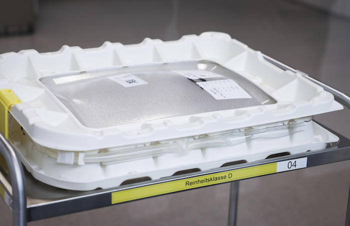 Las llamadas "flexbags" que contienen materia prima congelada de Biontech/Pfizer para la producción de la vacuna Comirnaty están depositadas en las instalaciones de Allergopharma en Reinbek, Alemania, viernes 30 de abril de 2021.