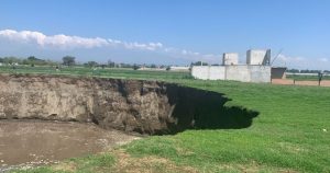 Un socavón se formó en terrenos de cultivo de Santa María Zacatepec, Puebla. Foto: Twitter, @PC_Estatal.