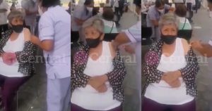 Una enfermera fue captada en la jornada de vacunación en el Hospital General del Norte, en Puebla, simulando vacunar a una mujer de la tercera edad, quien acudió por la segunda dosis.