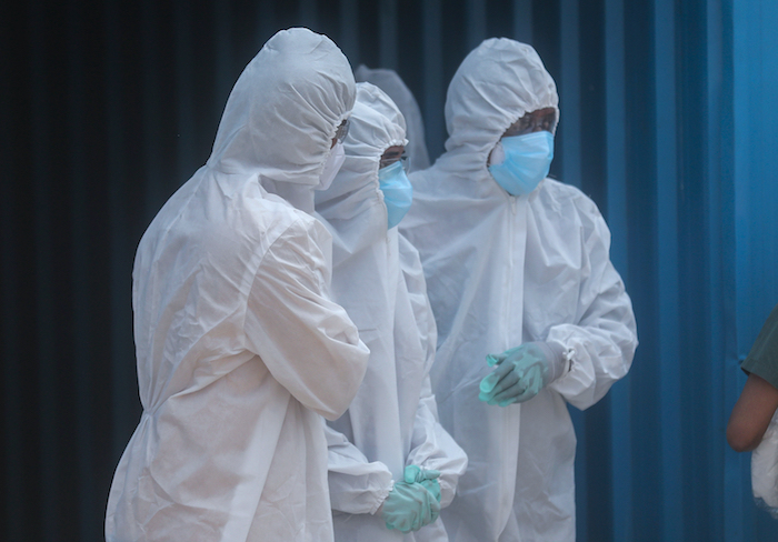 Familiares de una persona que falleció por COVID-19 esperan afuera de un hospital en Bombay, India, el 4 de mayo de 2021.