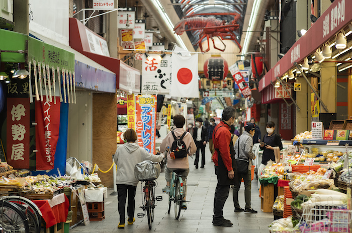 Gente con mascarillas hace las compras en el mercado Kuromon Ichiba en Osaka, Japón, martes 20 de abril de 2021.