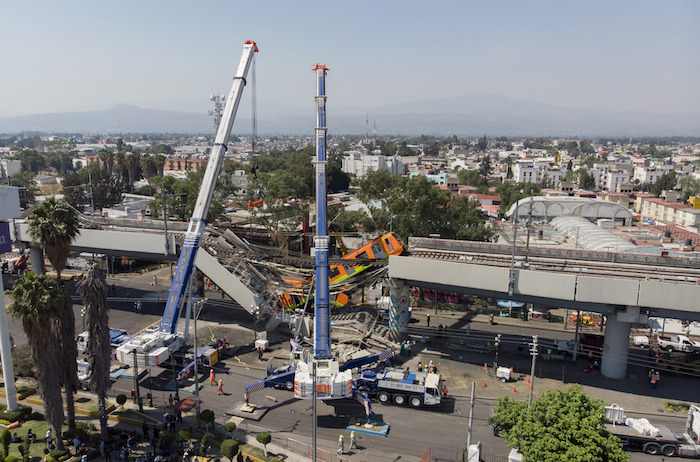Imagen tomada con un dron del 4 de mayo de 2021 de grúas laborando en el sitio donde colapsó la estructura de un tramo elevado del Metro de la Línea 12 causando el desplome de los vagones de un tren, en la Ciudad de México, capital de México.