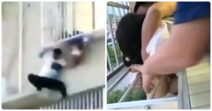 Un vecino decidió actuar rápidamente al ver que la pequeña colgaba de cabeza y que en cualquier momento podía precipitarse al vacío. Foto: Especial, captura de video. 