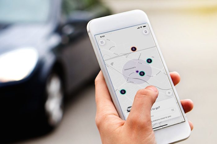 Foto imagen de una persona usando la app Juice Pass