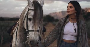 Kendall Jenner en el comercial de Tequila 818. Foto: Instagram, @kendalljenner