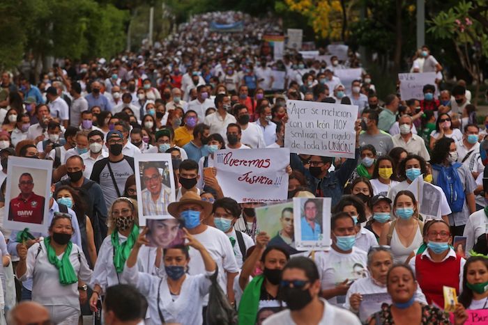 Miles de personas se congregaron en las inmediaciones de la Rectoría General de la Universidad de Guadalajara para realizar la “Marcha por la Justicia y la Paz en Jalisco” hacia la Glorieta de los Desaparecidos, para exigir justicia por el lamentable asesinato de los hermanos González Moreno, quienes fueron sustraídos de su hogar la noche del viernes pasado y encontrados sin vida en el poblado de San Cristóbal de la Barranca el domingo 9 de mayo por la mañana.