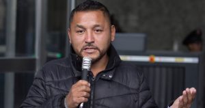 La activista Frida Guerrera entregó al Presidente de México, Andrés Manuel López Obrador, una carta de la esposa de Carrizales Becerra, en la que le solicita su apoyo para localizar al exdiputado. Foto: Cuartoscuro