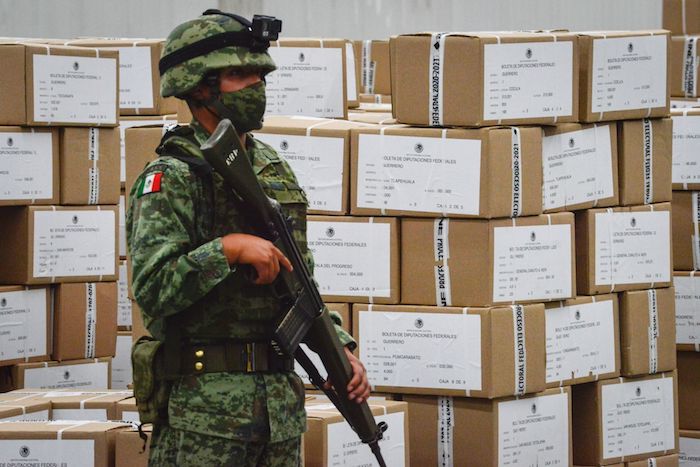 Un militar custodia la paquetería electoral para los comicios del próximo 6 de junio.
