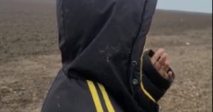 Winton fue abandonado en la frontera cuando viajaba con traficantes de migrantes. Foto: Tomada de video