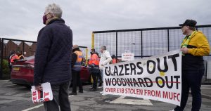 Cientos de aficionados ingresaron a Old Trafford para protestas por los malos manejos del club. Foto: EFE