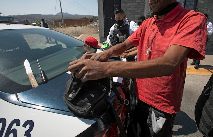 Fotografía de la revisión de un hombre en busca de armas en un operativo de vigilancia del Ejército Mexicano y la Policía Municipal, el 04 de mayo de 2021, en Morelia, Michoacán (México).