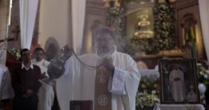 Las diócesis además escriben cada vez más cartas de recomendación para los residentes de Aguililla que esperan salir con una solicitud de asilo. Foto: Cuartoscuro. 