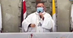 Sacerdote de Costa Rica compone canción contra la COVID-19. Foto: Especial.