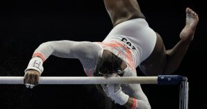 Simone Biles durante su rutina en las barras asimétricas durante un campeonato de gimnasia en Indianápolis, el sábado 22 de mayo de 2021. Foto: AP
