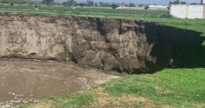 Las autoridades exhortaron a la población a no acercarse al lugar para evitar accidentes. Foto: Twitter vía @PC_Estatal