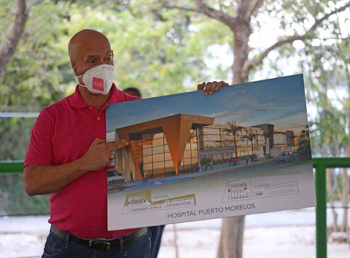 Fotografía fechada el 6 de mayo de 2021. que muestra al candidato a la Presidencia Municipal de Puerto Morelos por el Partido Fuerza por México, Tirso Esquivel Ávila, posando para una fotografía en el municipio de Puerto Morelos en el estado de Quintana Roo (México).
