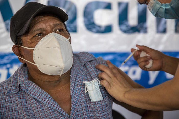 Un trabajador de salud recibe la primera dosis de la vacuna de AstraZeneca contra la COVID-19 el jueves 18 de marzo de 2021 en San Jacinto, en el este de Guatemala.
