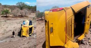 El autobús de la empresa Oro circulaba sobre la carretera Puebla-Huajuapan de León, en el tramo Izúcar-Huajuapan. Foto: Periódico Central. 
