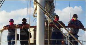 Los siete tripulantes se prepararon durante seis meses para ser delegados y poder ser voluntarios del viaje. Foto: Captura de video.