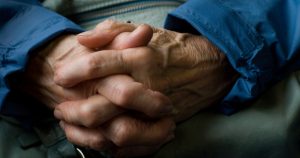 Al envejecer, la piel se vuelve más delgada y pierde elasticidad, aparecen arrugas, el pelo se torna gris y tiende a caerse, la densidad de los huesos disminuye… Foto: EFE