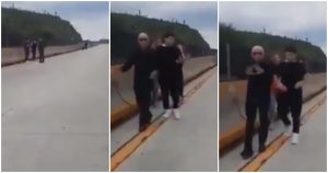 Los delincuentes huyeron con la camioneta Toyota Tacoma, y la familia quedó a pie. Foto: Captura de video.