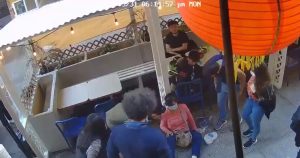 Mujer asiática inconsciente en el suelo tras ser golpeada por un hombre en NY. Foto:  Captura de pantalla de video