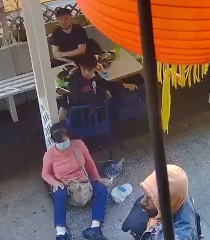 La mujer quedó en el suelo después de recibir el golpe.