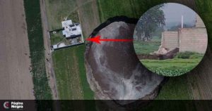 Parece que el socavón de Zacatepec comienza a "comerse" la casa cercana.