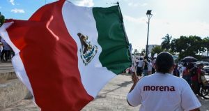 Bandera de México y playera de Morena.