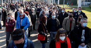 Vamos a convivir durante muchos años con el virus, por lo que tendremos que vigilarlo estrechamente. Foto: Darko Vojinovic, AP