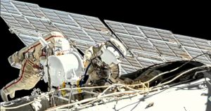 Los cosmonautas rusos Oleg Novitsky (izquierda) y Pyotr Dubrov, en su primera caminata espacial para cambiar unas baterías viejas en el exterior del puesto orbital. Foto: Roscosmos vía AP