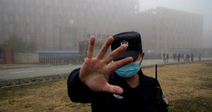 La teoría de que el virus fue creado en un laboratorio fue una de las primeras y más populares. Las encuestas revelaron que aproximadamente el 30 por ciento de los estadounidenses la creyeron en algún momento. Foto: Ng Han Guan, AP