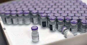 Mientras haya personas sin vacunar, la capacidad que tiene el virus de mutar generará variantes del virus que pueden reactivar nuevas pandemias, y los países que hoy en día tienen la capacidad de vacunar a los niños podrían padecer nuevas pandemias en el futuro. Foto: Francisco Seco, AP