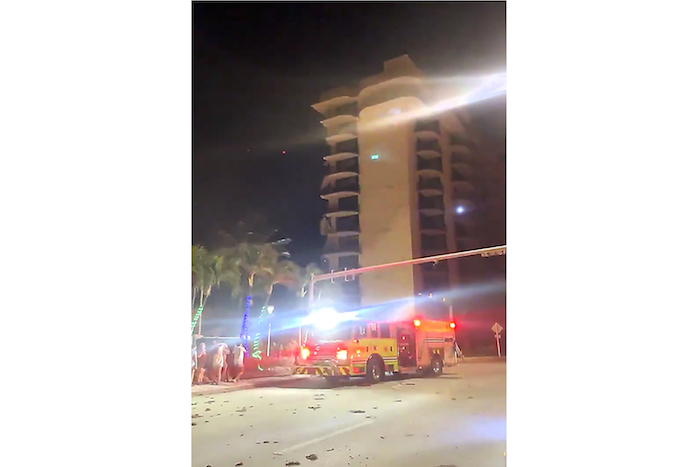 En esta imagen extraída de un video, equipos de bomberos en el lugar un edificio destruido en Surfside, Miami, Florida, el jueves 24 de junio de 2021. 
