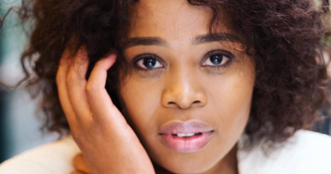 En sus publicaciones en Facebook e Instagram, Yende dijo que la policía del aeropuerto confiscó sus pertenencias, incluyendo su celular, y la llevó a una “celda de retención” en el aeropuerto.