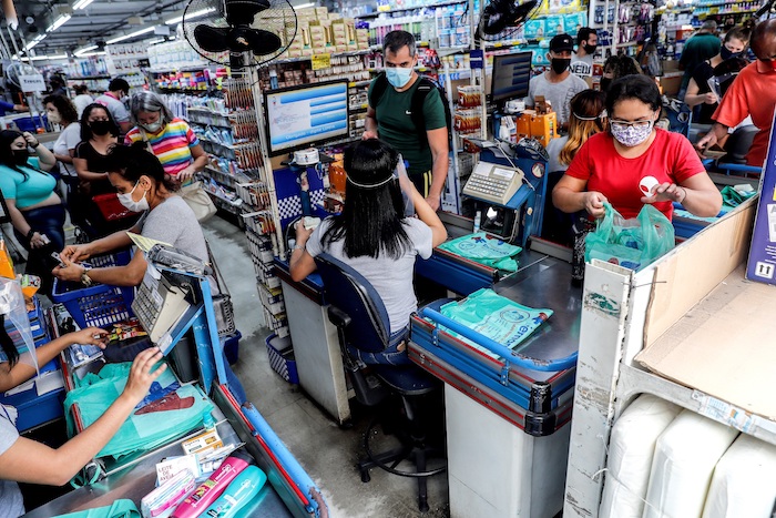 Clientes hacen compras en una tienda de la calle 25 de marzo, una de las regiones de comercio popular más importantes de Sao Paulo (Brasil).
