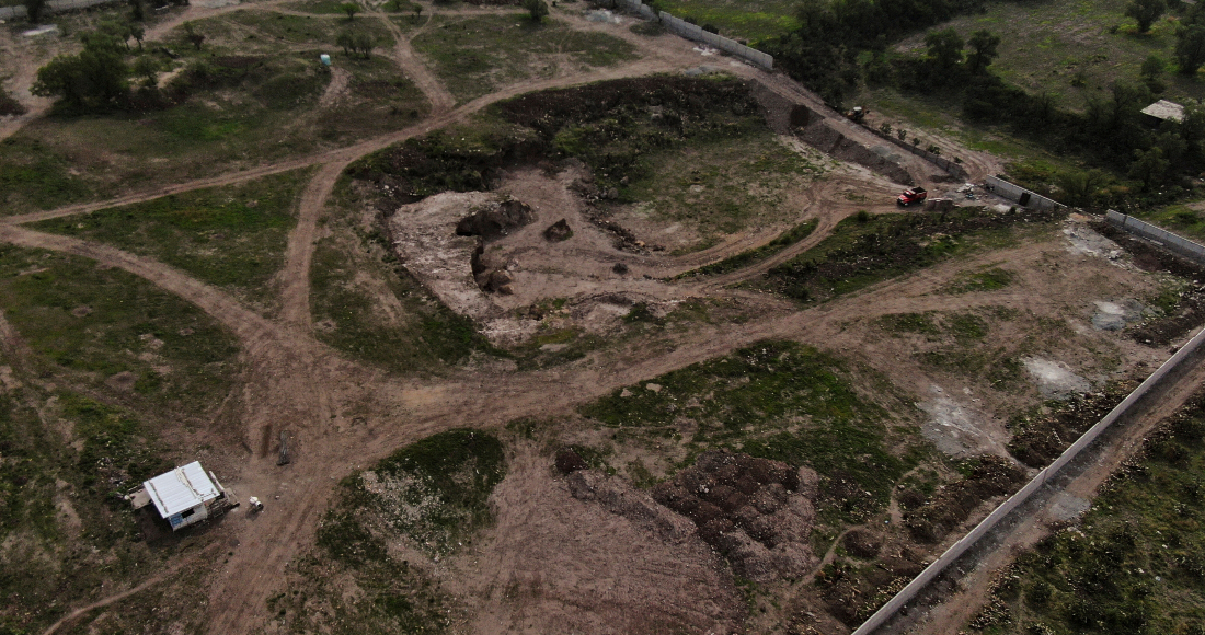 Esta imagen aérea del miércoles 26 de mayo de 2021 muestra la construcción de un proyecto privado en las afueras de Teotihuacán, al norte de la Ciudad de México.