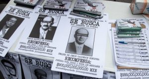 Reunión de firmas para la consulta popular que busca enjuiciar a los expresidentes.