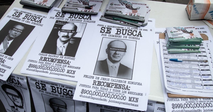 Reunión de firmas para la consulta popular que busca enjuiciar a los expresidentes.