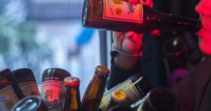 Los síntomas más comunes de la resaca son sensación de náuseas o incapacidad para ingerir, sed intensa, acidez de estómago, una ligera amnesia, dolor de cabeza, debilidad y dolor muscular y embotamiento. Foto: Diego Simón Sánchez, Cuartoscuro