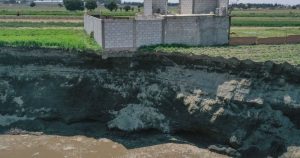 El enorme socavón que se formó en Puebla. Foto: Cuartoscuro. 