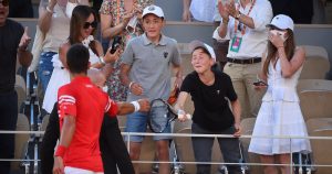 El tenista serbio entregó su raqueta al pequeño. Foto: Twitter, @rolandgarros